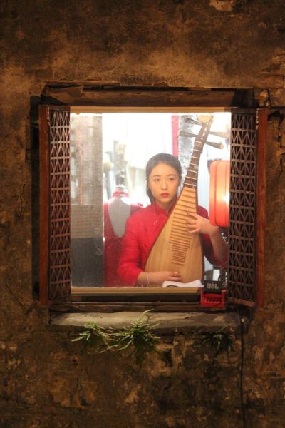 <b>Окно лотосовых бесед</b>.<br />
Снято в Сучжоу на улице Пинцзянлу (平江路). Это окно магазина «Ципао лотосовых бесед» (荷言旗袍), где продают традиционные китайские платья.